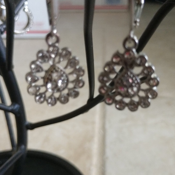 VJ  VINTAGE REGENYCORE Tear Shaped Dangling Earrings - Picture 3 of 3